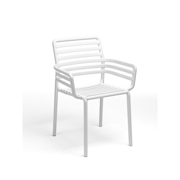 Der Doga-Sessel (bianco) ist ein moderner weißer Outdoor-Sessel mit Sitzfläche, Rückenlehne und Armlehnen aus Latten. Das minimalistische Design wird vor einem schlichten weißen Hintergrund in Szene gesetzt.