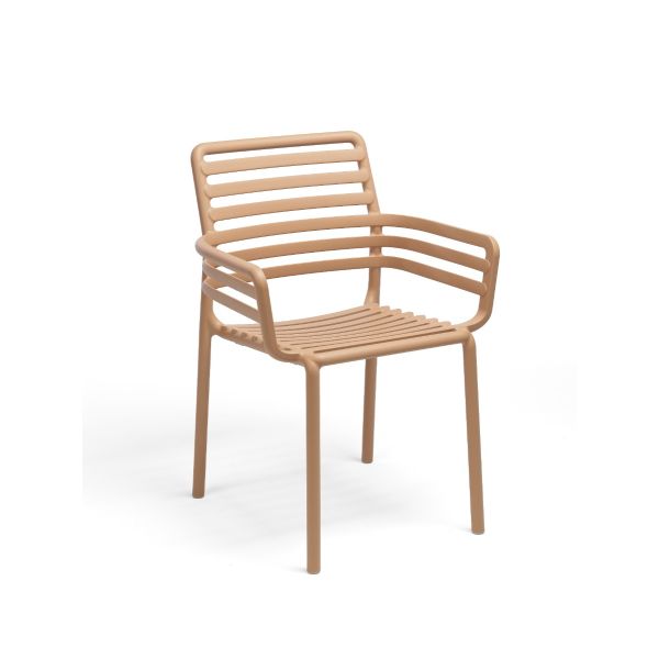 Der Doga-Sessel (Cappuccino) ist ein moderner, hellbrauner Outdoor-Sessel mit Sitzfläche, Rückenlehne und Armlehnen aus Latten, abgebildet vor weißem Hintergrund.