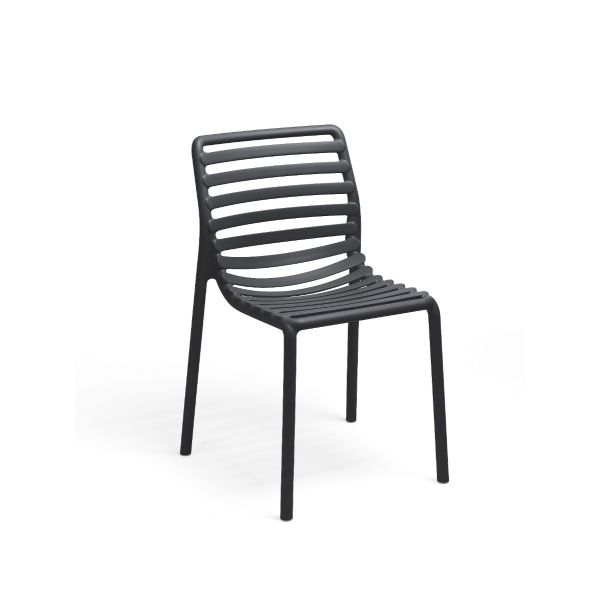 Der „Doga Bistrot“ ist ein moderner schwarzer Stuhl mit Sitzfläche und Rückenlehne aus Lamellen, der aus einem einzigen Formteil gefertigt ist. Der von Nardi entworfene Stuhl zeichnet sich durch vier gerade Beine und einen minimalistischen Stil aus und ei