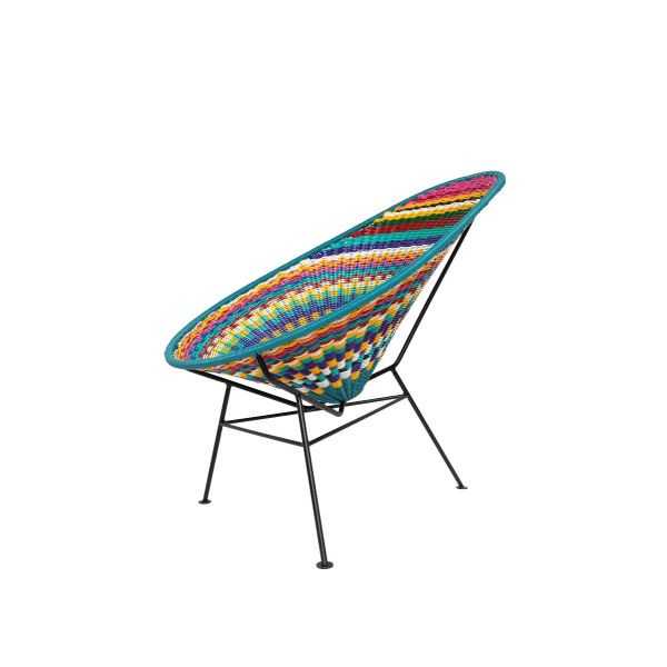 Der Oaxaca Chair zeichnet sich durch ein farbenfrohes Kunststoffgeflecht und einen schwarzen Metallrahmen aus, der schräg auf einem weißen Hintergrund steht.