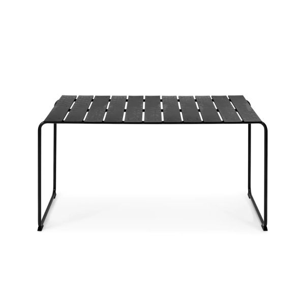 Der Ocean Table 4 Personen (schwarz) zeichnet sich durch ein minimalistisches Design aus schwarzem Metall aus, das von der dänischen Ästhetik inspiriert ist und auf einem weißen Hintergrund steht.