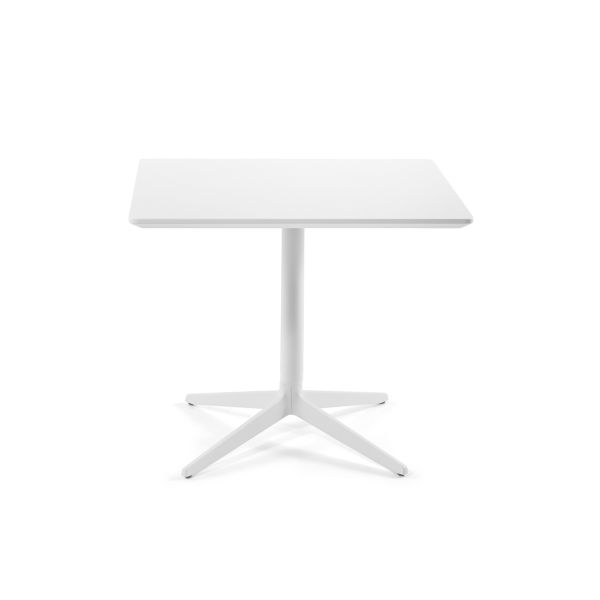 Der Mister X Beistelltisch (weiß MDF; 80 x 80cm) hat eine quadratische Platte, ein zentrales Kreuzfußgestell mit vier gespreizten Beinen und ist Teil einer modernen Tischserie, die vor einem schlichten Hintergrund gezeigt wird.