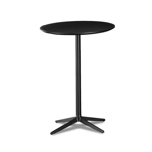 Der Mister X Stehtisch (schwarz; MDF; rund Ø 80 cm) verfügt über eine runde schwarze MDF-Tischplatte, ein zentrales Bein mit Kreuzfußgestell und vier gespreizte Füße, die isoliert auf einem weißen Hintergrund dargestellt sind.