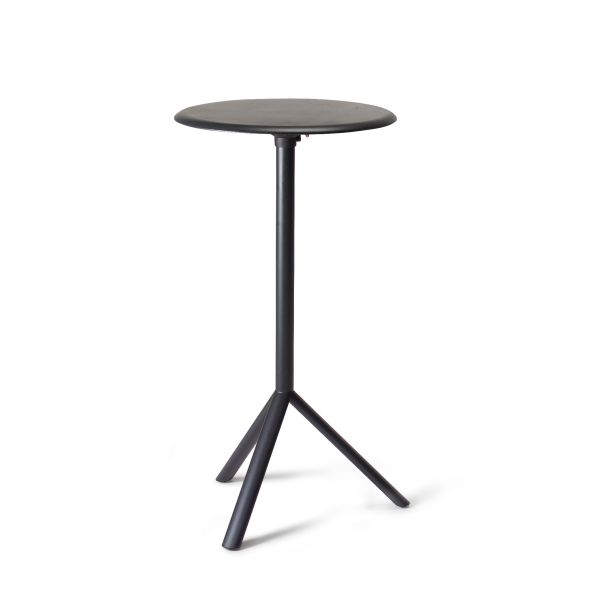 Der Miura Stehtisch (schwarz) ist ein kompakter, runder schwarzer Tisch von Konstantin Grcic mit einem zentralen Bein, das sich in drei abgewinkelte Füße verzweigt.