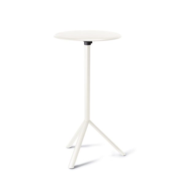 Der Miura Stehtisch (weiß) von Konstantin Grcic für Plank ist ein kompakter, runder weißer Beistelltisch mit drei angewinkelten Beinen, der sich vor einem weißen Hintergrund präsentiert.
