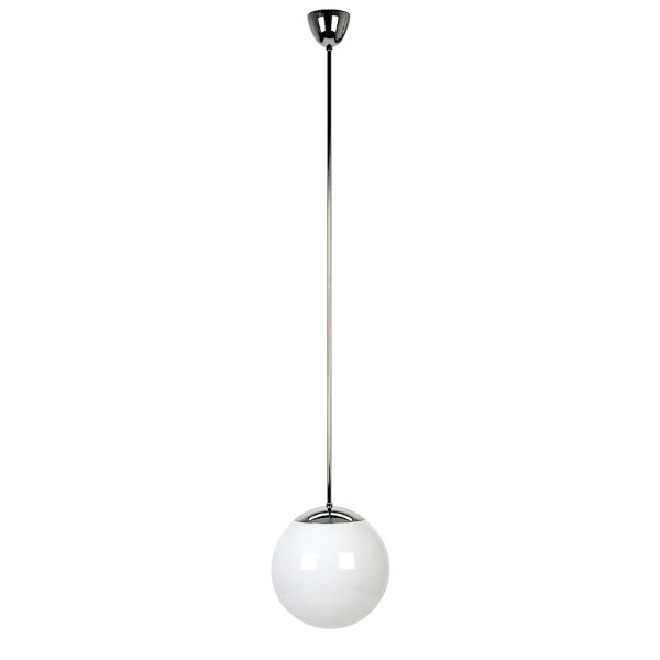 Das Kugelpendel ist eine moderne, vom Bauhaus-Stil inspirierte Pendelleuchte mit einem verchromten Stab und einem runden weißen Glasschirm, der elegant von der Decke hängt.