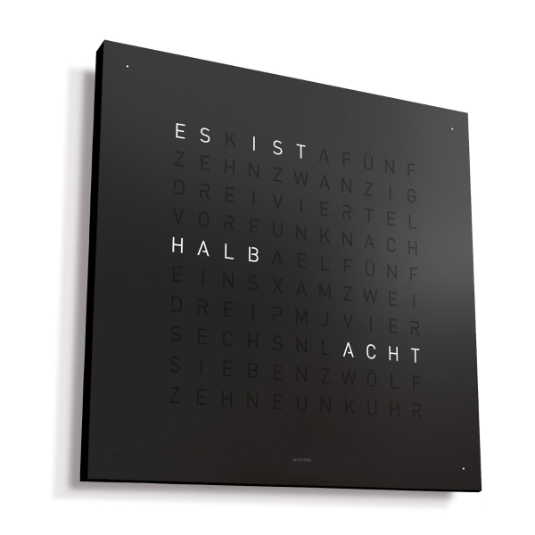 Eine quadratische rote Wortuhr zeigt Es ist halb acht mit beleuchteten Buchstaben auf weißem Hintergrund.