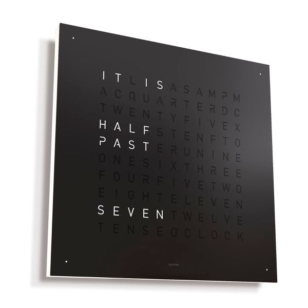Die QLOCKTWO EARTH 45 (EN) englisch zeigt die Zeit wie "IT IS HALF PAST SEVEN" in leuchtenden Buchstaben auf ihrem eleganten schwarzen, quadratischen Zifferblatt an.