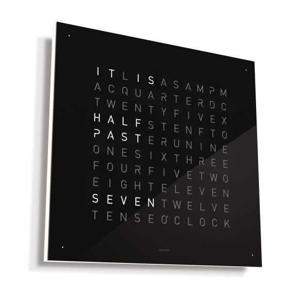 Die QLOCKTWO EARTH 45 (EN) ist eine moderne schwarze Wortuhr mit der Aufschrift HALF PAST SEVEN OCLOCK und damit ein markanter englischsprachiger Wandzeitmesser für jeden Raum.