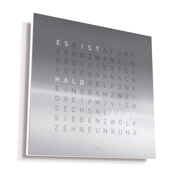 Die QLOCKTWO EARTH 45 DE (Edelstahl) ist eine quadratische Metall-Wortuhr mit beleuchteten deutschen Buchstaben. Sie bietet ein modernes Design und ein elegantes Edelstahl-Finish für einen auffälligen Wanduhr-Look.