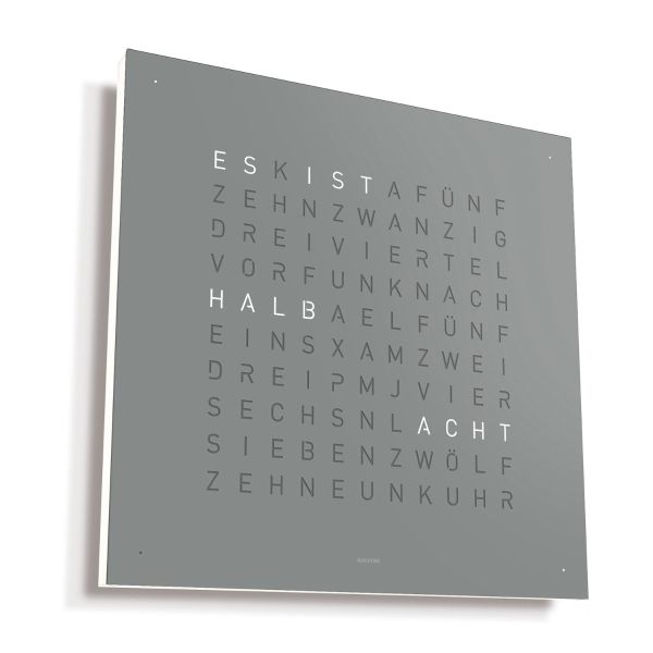 Die QLOCKTWO EARTH 45 (DE) zeigt HALB ACHT in Leuchtbuchstaben auf grauem Grund an und gibt die Uhrzeit in Worten wieder.