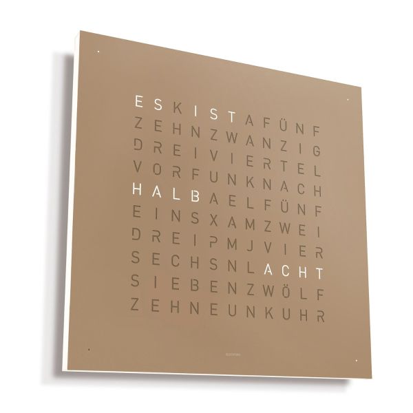 Die QLOCKTWO EARTH 45 (DE) ist eine quadratische Wanduhr, die die Zeit in Worten anzeigt und "HALB ACHT" auf einem beigen Hintergrund darstellt.