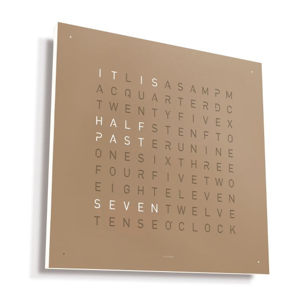 Die Wanduhr QLOCKTWO EARTH 45 (EN) zeigt "IT IS HALF PAST SEVEN" in beleuchteten Buchstaben auf einem beigen, quadratischen Zifferblatt.
