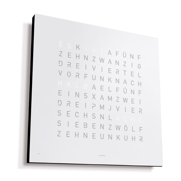 Wortsuche in grau mit weiß hervorgehobenem "HALB", inspiriert vom QLOCKTWO EARTH DE (weißer Pfeffer) Korpus schwarz, mit einem schwarzen Kreis unten rechts.