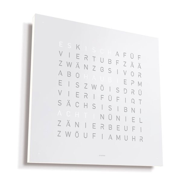 Ein weißes Quadrat QLOCKTWO EARTH 45 (CH) berndeutsch (weißer Pfeffer; Edelstahl pulverbeschichtet) zeigt die Zeit mit deutschen Wörtern anstelle von Zahlen an, elegant montiert an einer weißen Wand.