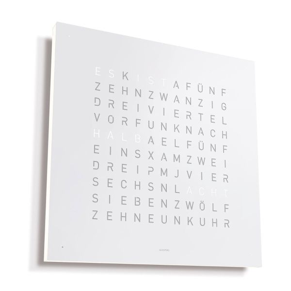 Die QLOCKTWO EARTH 45 (DE) ist eine quadratische weiße Wortuhr mit einem Buchstabenraster, das die Uhrzeit in Worten anzeigt und einen modernen, stilvollen Look bietet.