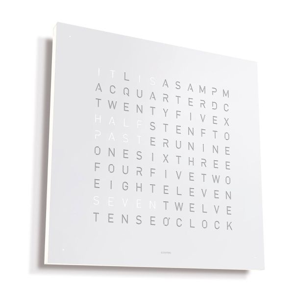 Die QLOCKTWO EARTH 45 (EN) englisch ist eine moderne, weiße Wortuhr, die Zeitangaben in Rasterbuchstaben auf der Frontplatte anzeigt.