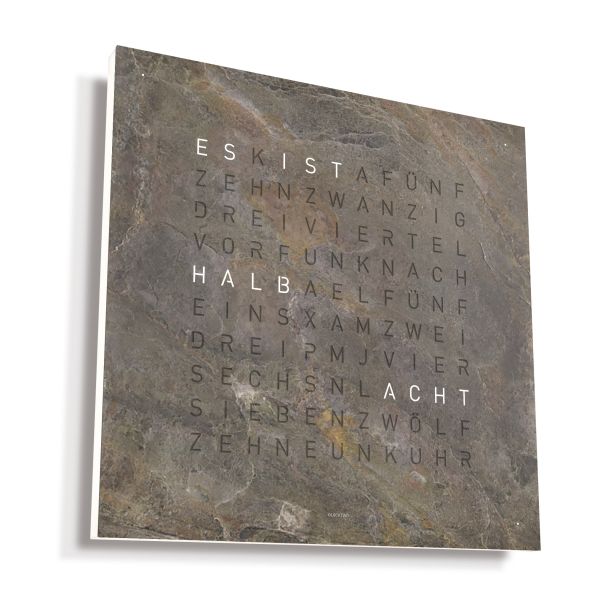 Die QLOCKTWO EARTH 45 CREATOR'S EDITION (DE) Glintscape ist eine moderne Designer-Wanduhr mit beleuchteten deutschen Wörtern, die "halb acht" auf einer einzigartigen Oberfläche mit Steinstruktur anzeigen.
