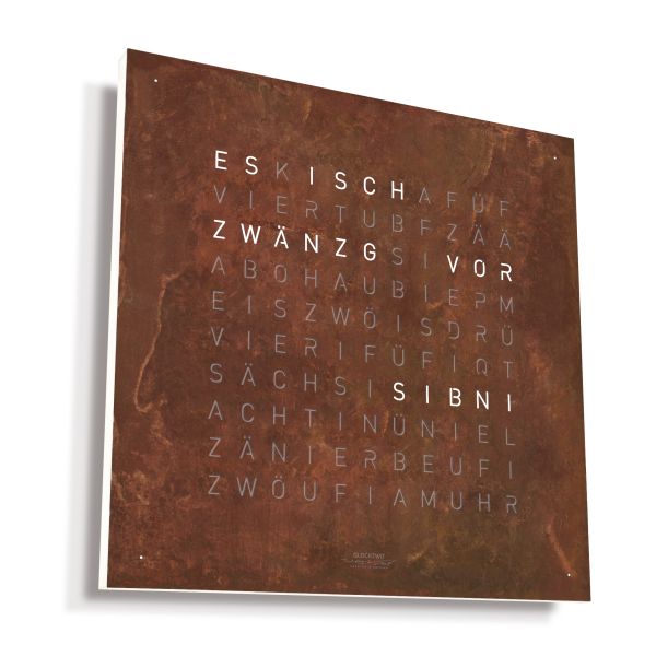 Die QLOCKTWO EARTH 45 CREATOR'S EDITION (CH) berndeutsch zeigt die Uhrzeit in weißer Schrift auf einem rostfarbenen, handgerosteten Rohstahlhintergrund.