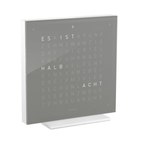 Die QLOCKTWO EARTH 13.5 PURE (DE) ist eine moderne, quadratische Wortuhr, die mit Leuchtbuchstaben stilvoll die Zeit "halb neun" anzeigt und damit eine perfekte Tischuhr ist.
