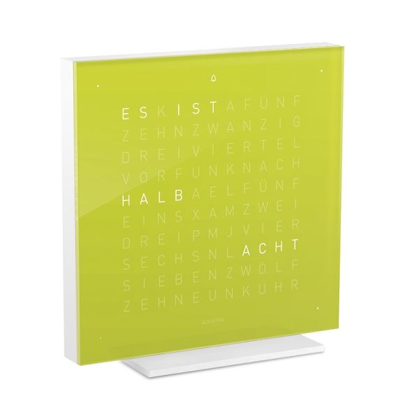 Die QLOCKTWO EARTH 13.5 PURE (DE) (Limettensaft) ist eine moderne Tischuhr mit grünem Zifferblatt und der Zeitangabe "halb acht".