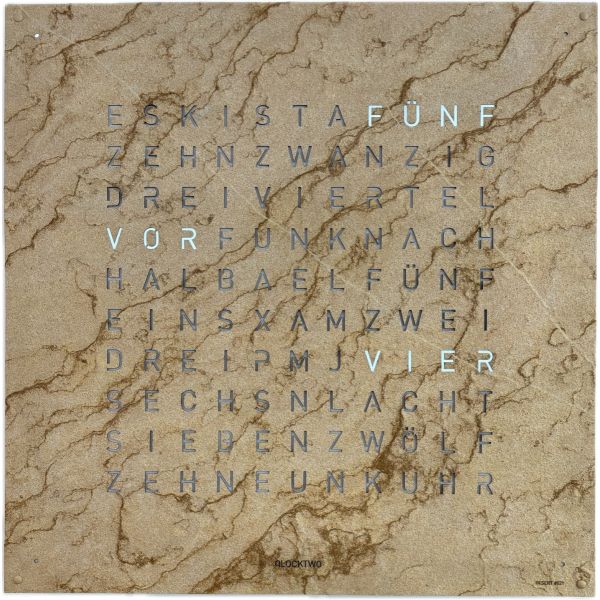 Die QLOCKTWO EARTH 90 (Desert) ist eine Designer-Wanduhr, die die Zeit in deutscher Sprache mit Leuchtbuchstaben auf einem Marmorhintergrund anzeigt.