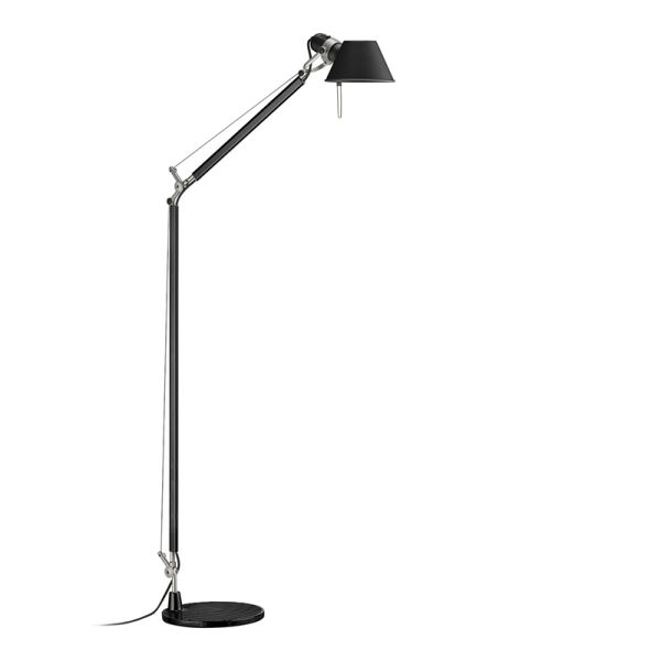 Die Tolomeo Lettura ist eine moderne Stehleuchte mit einem verstellbaren, abgewinkelten Arm, einer schwarz-silbernen Oberfläche und einem runden Sockel, der isoliert auf einem weißen Hintergrund abgebildet ist.