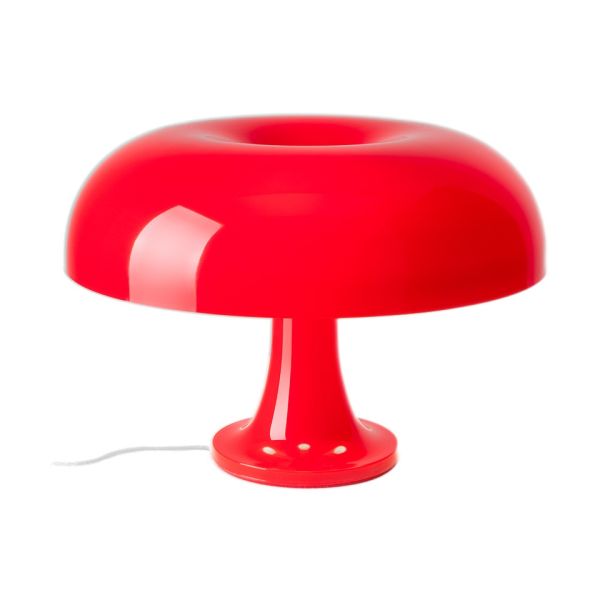 Die Tischleuchte „Nessino“ (rot) besticht durch ihr glänzendes, pilzförmiges Design im Stil der 60er Jahre. Ihr roter Schirm und Sockel sowie das weiße Kabel setzen vor weißem Hintergrund ikonische italienische Akzente.