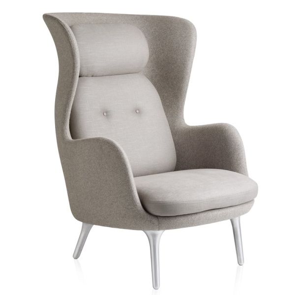Der RO Sessel ist ein moderner Sessel mit hoher Rückenlehne, hellgrauer Polsterung und schlanken weißen Beinen, inspiriert von Fritz Hansen, aus einer schrägen Perspektive.