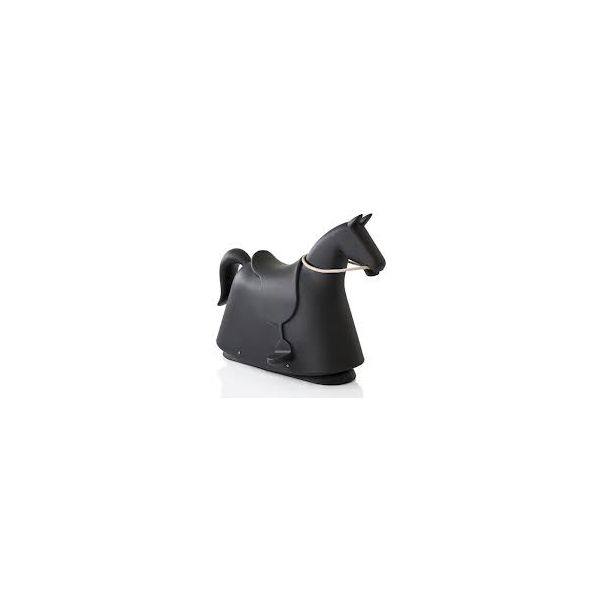 Rocky (schwarz) ist ein schwarzes, modernes Schaukelpferd aus strapazierfähigem Polyethylen mit einem glatten, minimalistischen Design und einem kurzen Schwanz.