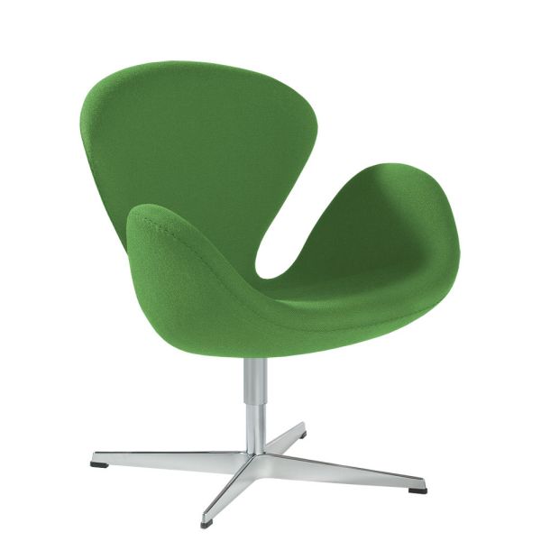 Der Stuhl "Der Schwan" aus grünem Hallingdal-Stoff (70 % Wolle, 30 % Viskose) hat geschwungene Armlehnen und ein silbernes Vierpunkt-Metallgestell, das von Arne Jacobsen inspiriert ist; abgebildet auf weißem Grund.