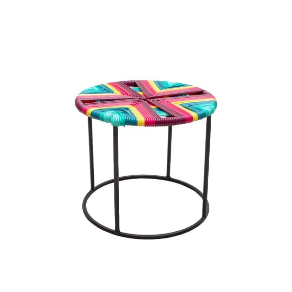 Der Beistelltisch Mesita México zeichnet sich durch eine farbenfrohe, gewebte Platte im Acapulco-Design und schwarze Metallbeine aus - perfekt als stilvoller runder Hocker oder Beistelltisch, hier vor einem weißen Hintergrund.