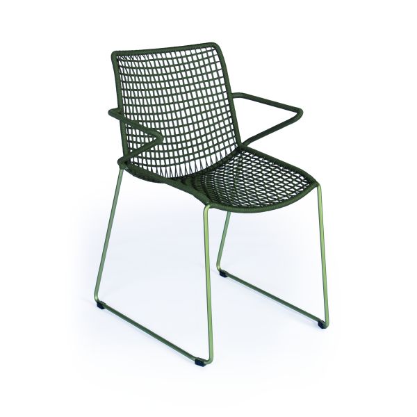 Der Sessel Slope (perlgrün/moos) von Weishäupl ist ein moderner grüner Metalldrahtstuhl mit Armlehnen und einer Sitzfläche und Rückenlehne aus Netzgewebe auf weißem Hintergrund, der sich perfekt für den Einsatz im Freien eignet.
