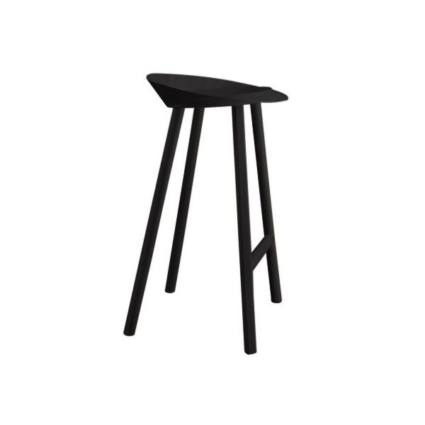 Der Barhocker Jean (Eiche Furnier tiefschwarz, Höhe 79cm) von e15 hat ein modernes schwarzes Holzfinish, drei Beine und eine geschwungene Sitzfläche, die jedem Ambiente einen minimalistischen Stil und zeitgenössische Eleganz verleihen.
