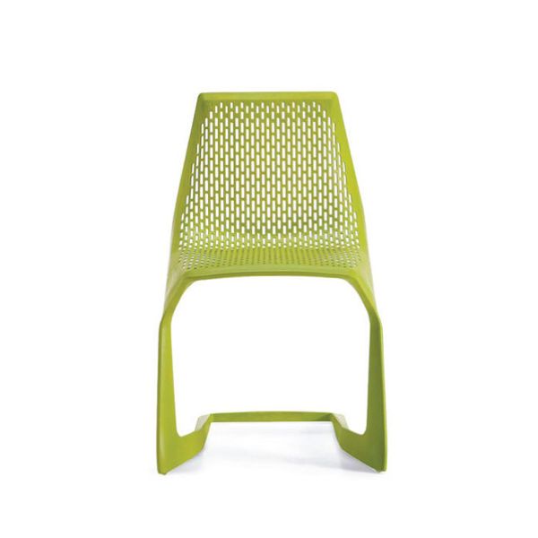 Der Myto Stuhl zeichnet sich durch ein grünes, modernes Design mit perforierter Rückenlehne und Sitzfläche aus. Er ist von Konstantin Grcics Original inspiriert und wird aus innovativem BASF-Ultradur gefertigt, das für einen eleganten, minimalistischen Lo