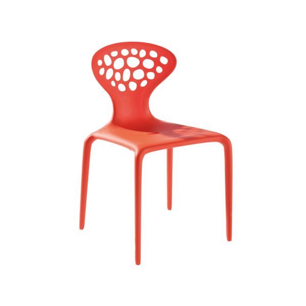 Moderner roter Supernatural-Stuhl von Moroso, entworfen von Ross Lovegrove, mit abgerundeter Rückenlehne mit kreisförmigen Aussparungen, abgebildet auf weißem Hintergrund.