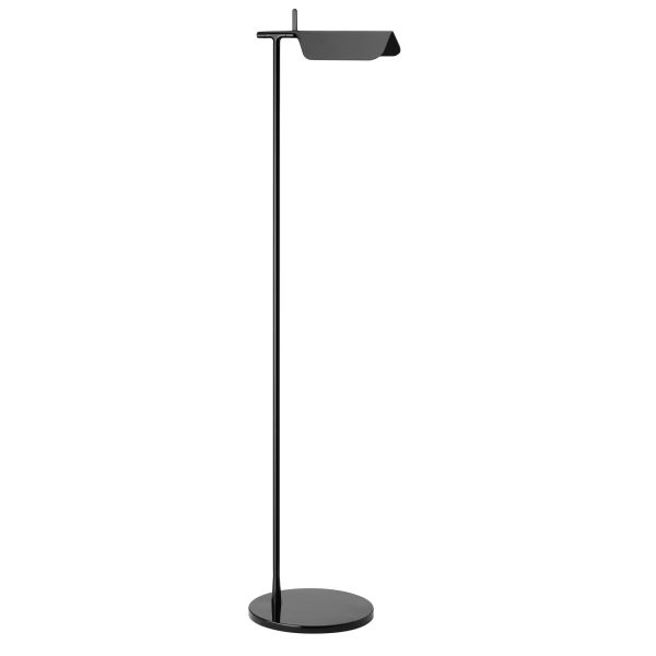 Die Tab F ist eine elegante schwarze Stehleuchte mit schlankem Mast, rundem Sockel und eckigem, rechteckigem Schirm. Ihr ausrichtbarer Leuchtenkopf ist aus elegantem Aluminiumdruckguss gefertigt.