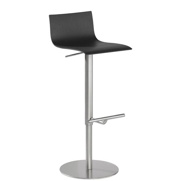 Moderner Barhocker THIN schwarz beizt offenporig im finnischen Design mit gebogenem Sitz, Metallgestell und Fußstütze vor weißem Hintergrund.