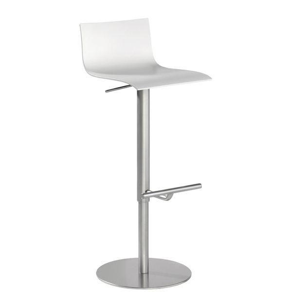 Der THIN weiß lackierte Barhocker verfügt über eine modern geschwungene Sitzfläche, ein Metallgestell und eine Fußstütze auf einer runden Plattform - ideal für Liebhaber von finnischem Design.