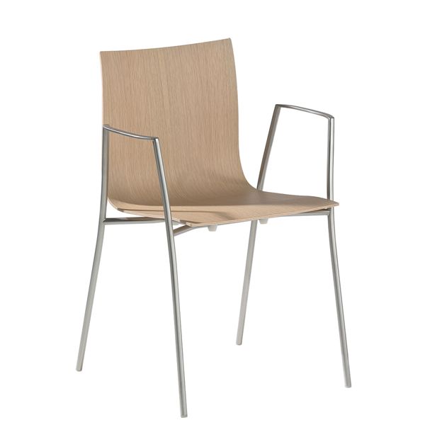Inspiriert von dem schlanken S15, zeichnet sich dieser moderne Stuhl durch eine geschwungene Sitzfläche und Rückenlehne aus Holz, schlanke Metallbeine und Armlehnen für einen eleganten, modernen Look aus.