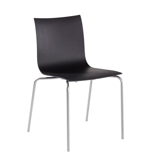 Moderner dünner S16 second hand (schwarz gebeizt; Holz) mit gebogener Rückenlehne und silbernen Metallbeinen, stapelbar, Designerstuhl von lapalma vor weißem Hintergrund.