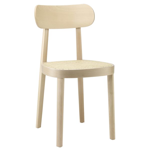 Der Stuhl 118 (Buche aufgehellt; Rohrgeflecht) von Thonet zeichnet sich durch ein Gestell aus heller Buche, eine geschwungene Rückenlehne und einen klassischen Sitz aus geflochtenem Rohrgeflecht auf weißem Hintergrund aus.