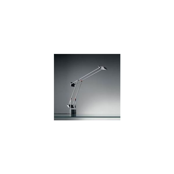 Die Tizio 35, eine moderne, verstellbare Schreibtischleuchte mit schlichtem, minimalistischem Design, wird auf einer Glasfläche vor einem grauen Hintergrund präsentiert.