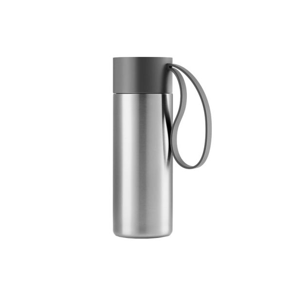 Ein To Go-Becher aus Edelstahl (marmorgrau) mit grauem Deckel und passendem Schlaufengriff ist auf weißem Hintergrund abgebildet.