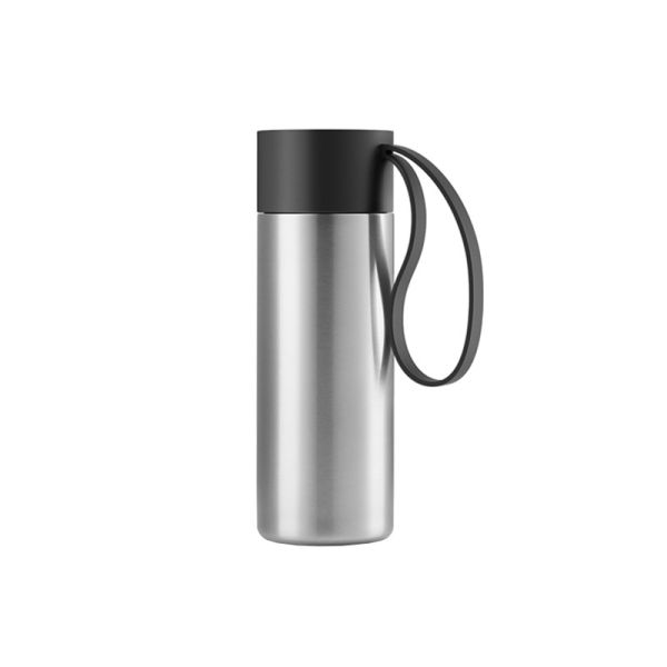 Der To Go Cup (schwarz) von Eva Solo besteht aus Edelstahl mit einem schwarzen Deckel und einer Trageschlaufe und ist aufrecht auf weißem Hintergrund abgebildet.