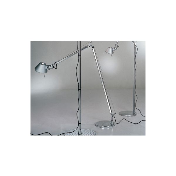 Drei verstellbare Tolomeo Lettura (Aluminium) Stehleuchten mit rundem Sockel und schwarzem Kabel stehen auf einem weißen Boden.