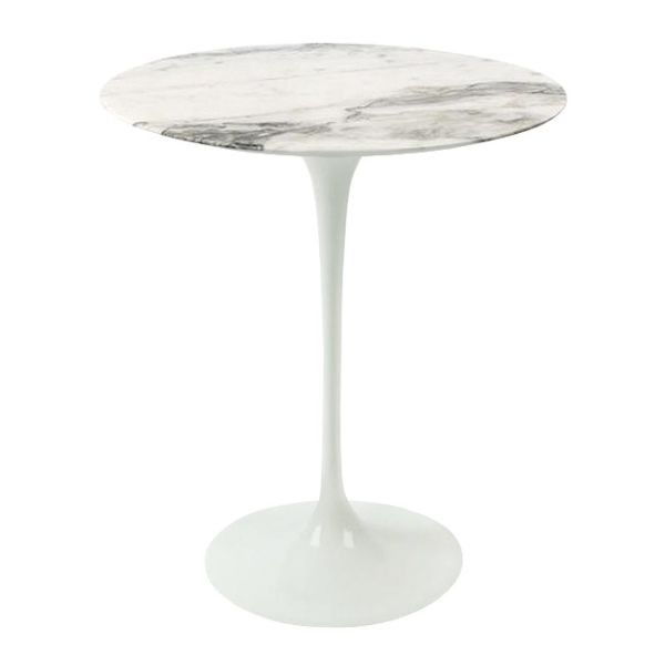 Der Saarinen Beistelltisch ist ein kleiner runder Beistelltisch mit einer weißen Marmorplatte und einem weißen Sockel, der von Eero Saarinens ikonischem Design für Knoll inspiriert ist.