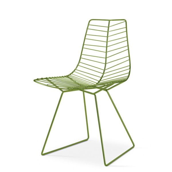 Der Leaf Stuhl ist ein moderner grüner Drahtstuhl mit abgewinkelten Beinen und einem offenen, minimalistischen Design, das sich an seiner ikonischen Ästhetik orientiert.
