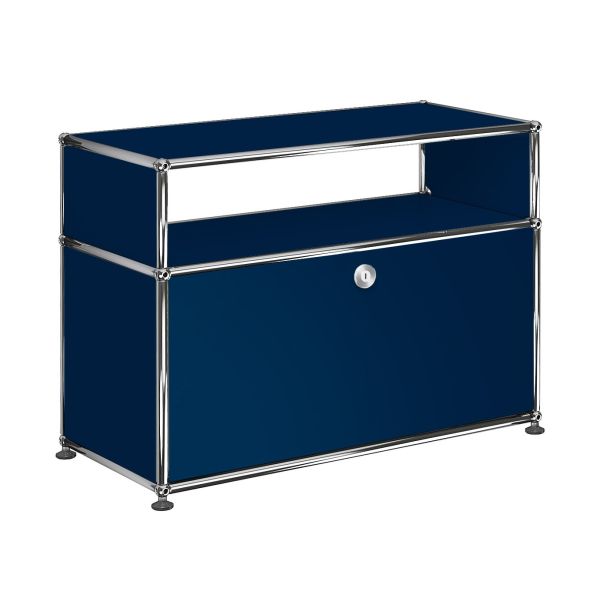 Ein USM Haller Beistellmöbel in Stahlblau mit verchromtem Gestell und einer Schublade, das stilvolle Aufbewahrung mit klassischem USM Haller Design verbindet.