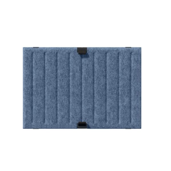 Rechteckiges blaues USM Haller Soft Panel 500x350 Duo aus Filz mit vertikalen Rillen und drei schwarzen Klammern auf weißem Hintergrund.